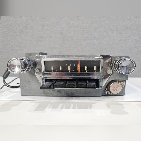 1964 1965 FORD MUSTANG FACTORY ORIGINAL AM RADIO FoMoCo - Picture 1 of 12